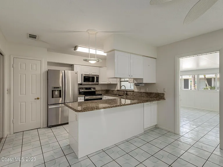302 Emerald Pl E — Photo 9