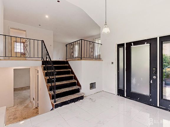 5th image of 9 Camelot Ct