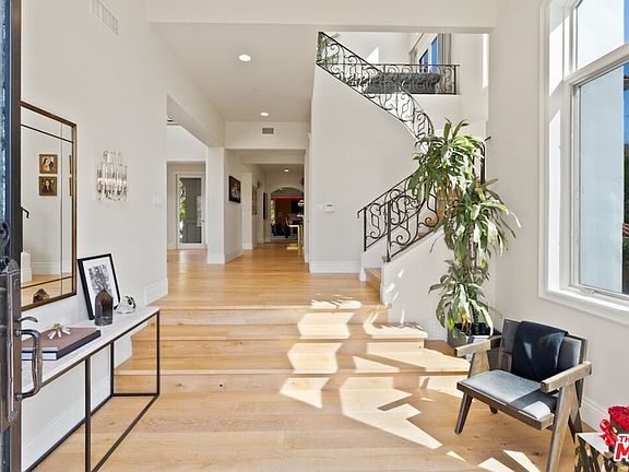 4th image of 23593 Park South St
