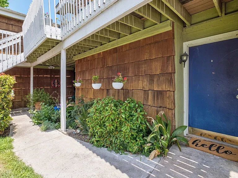 2110 Kinney Ave — Photo 17