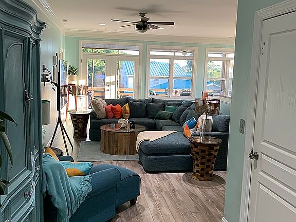 Foyer in to LR
