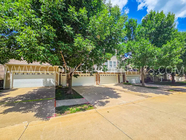 15305 Townsend Ave — Photo 1