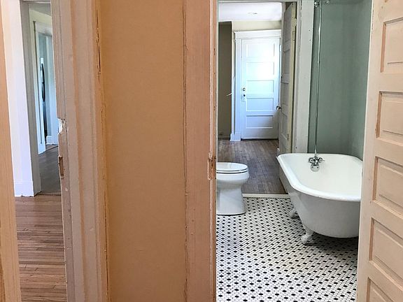 small foyer/ entranceway