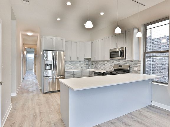 5th image of 1542 N Oakley Blvd #2