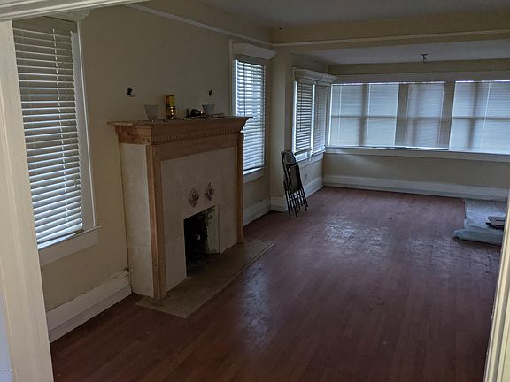 3rd image of 2056 N Davis St