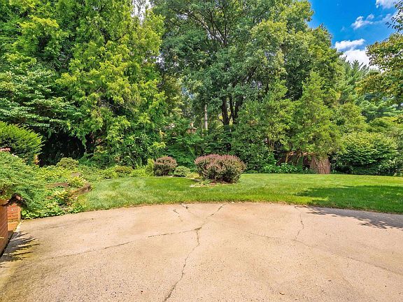 5th image of 900 Fairway Dr