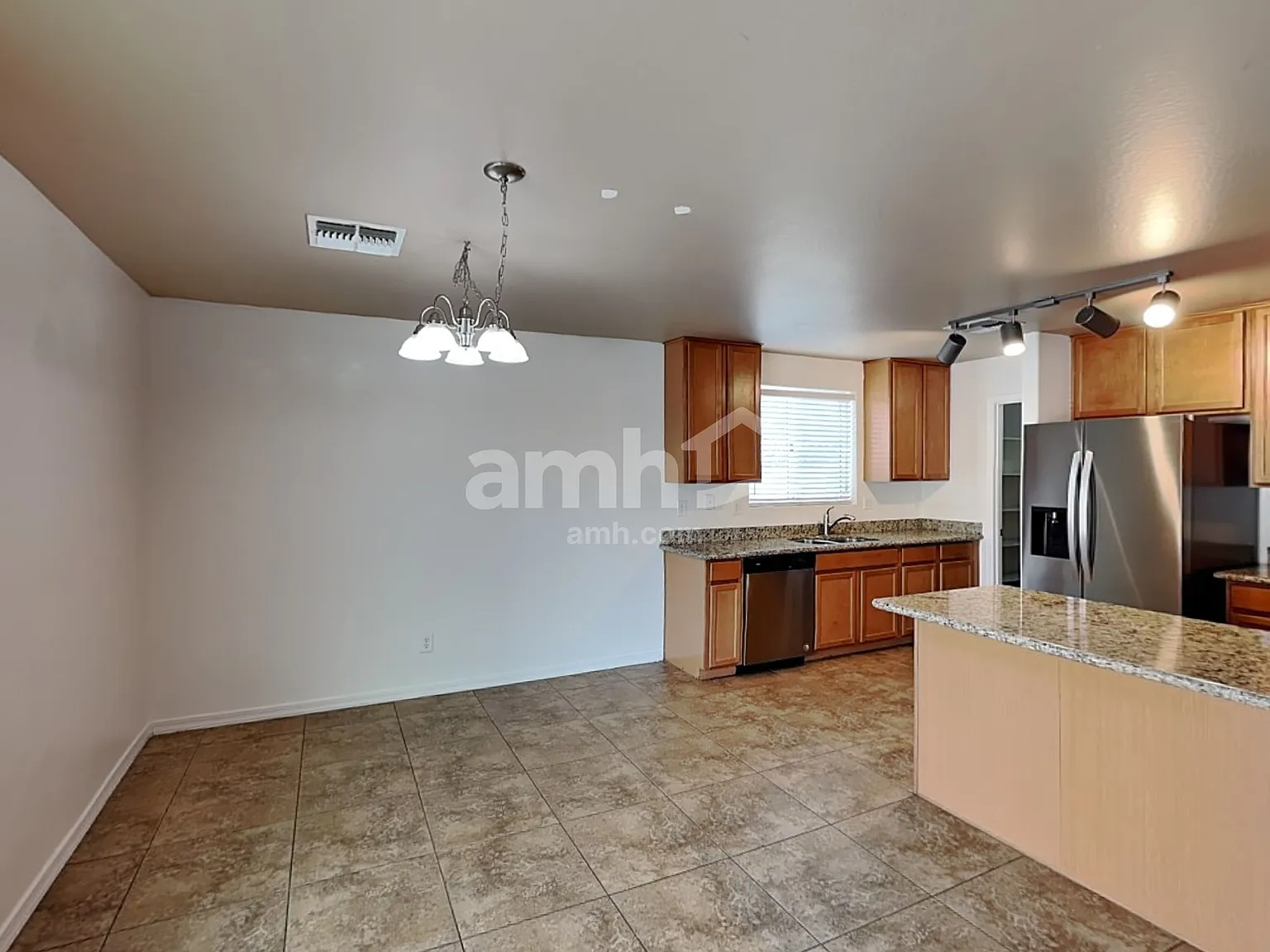4 bed, 2.5 bath, 2296 sqft, $2,420 — Photo 4