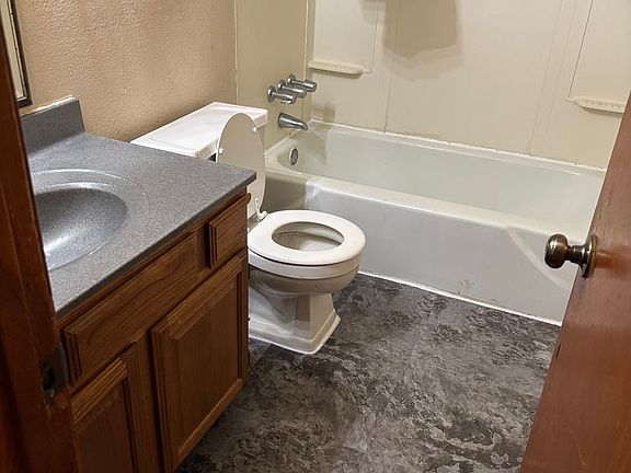 5th image of 100 W Grandview Dr APT 402