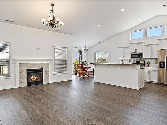 3rd image of 113 Willow Springs Dr