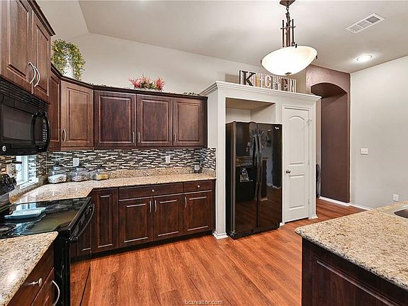 5th image of 3709 Mariposa Ct