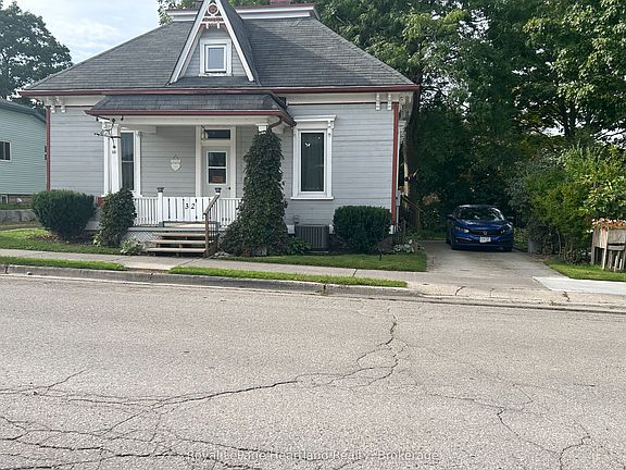 3rd image of 32 Rattenbury St W