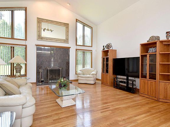 5th image of 706 Spruce Dr