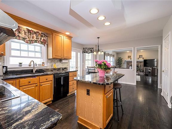 5th image of 28 Wenham Ln