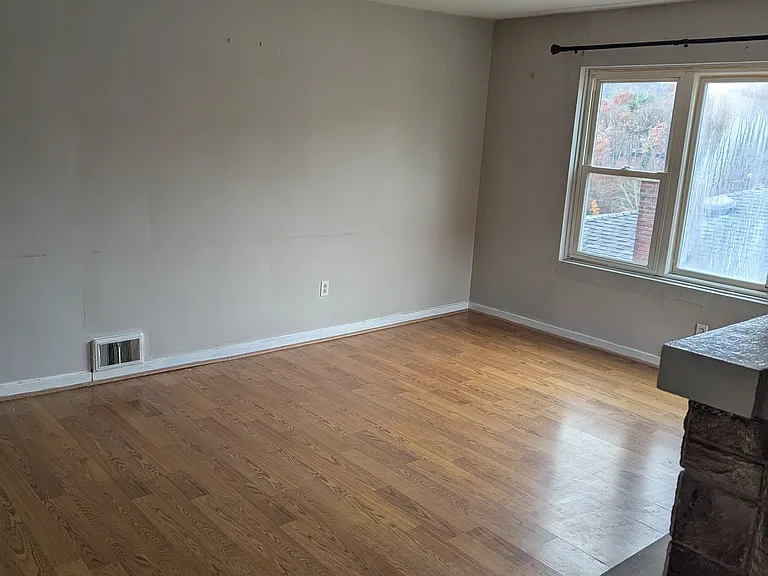 130 Russell Dr — Photo 2
