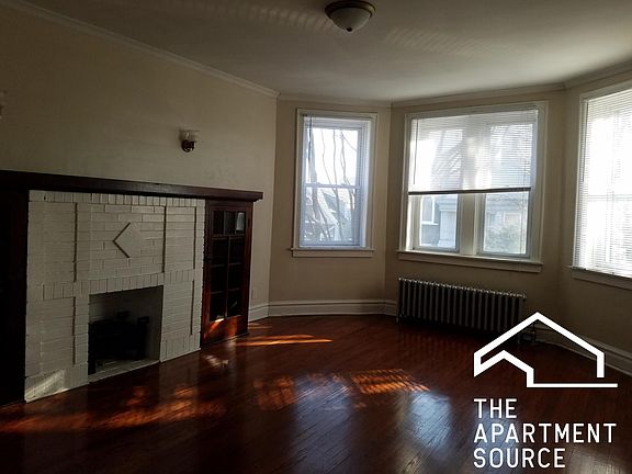 3rd image of 3332 N Claremont Ave #2