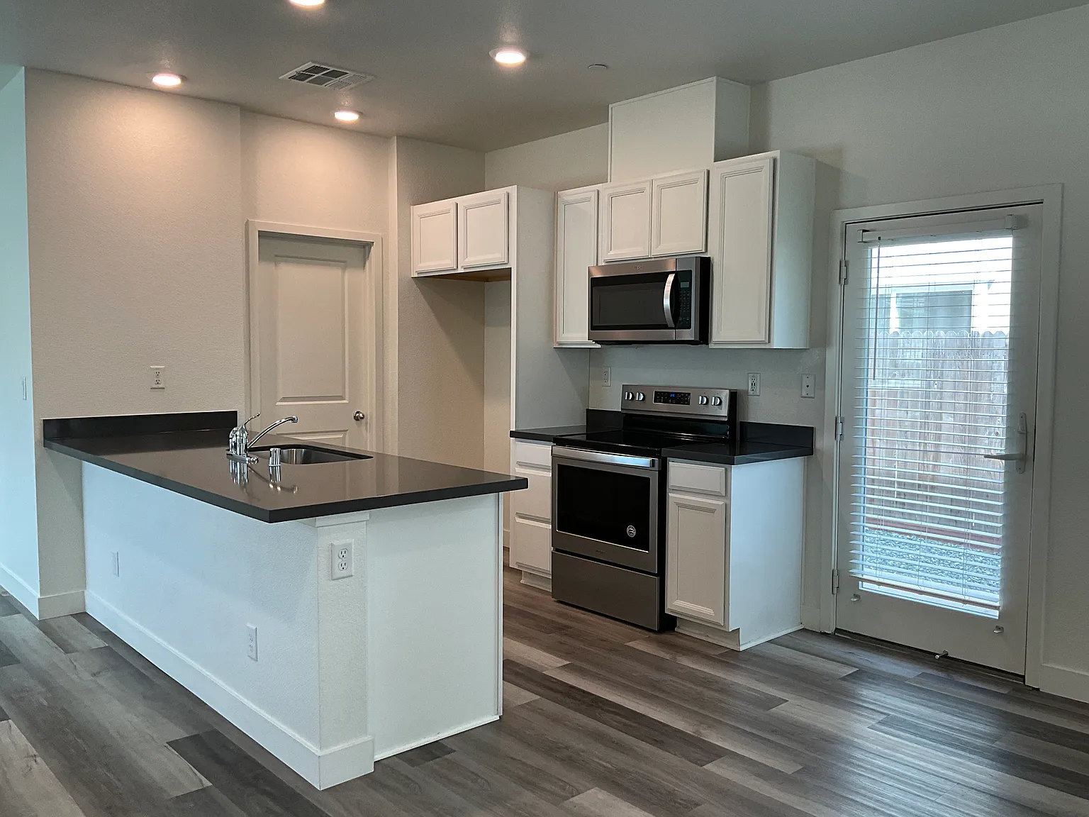 3 bed, 1306 sqft, $2,700 — Photo 3