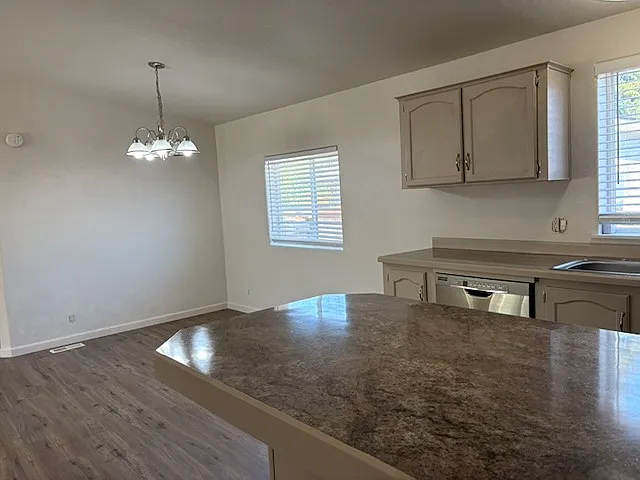 4 bed, 1456 sqft, $2,475 — Photo 3