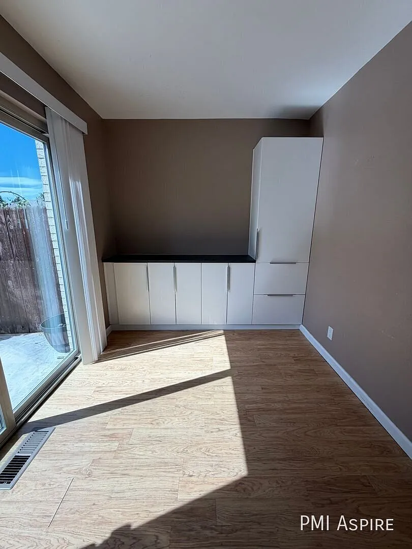3 bed, 2.5 bath, 1296 sqft, $2,399 — Photo 3