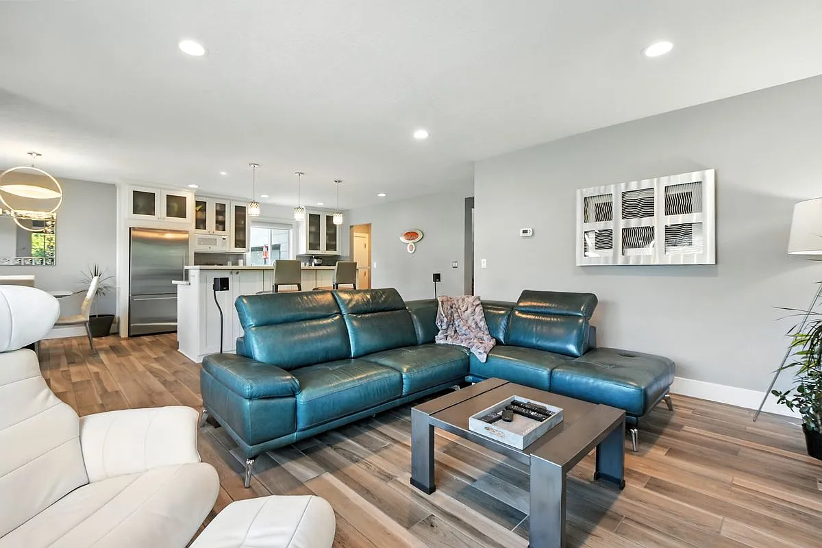 3 bed, 3.0 bath, 2500 sqft, $3,500 — Photo 4