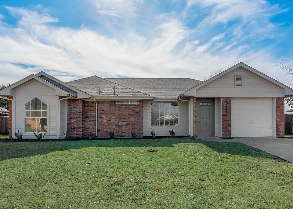 1st image of 1905 La Fontaine Ln