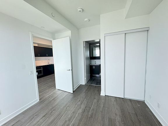 3rd image of 89 Queen St E #5332