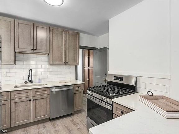 4th image of 14959 Delaware Ave