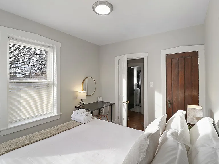5518-22 Barry — Photo 13