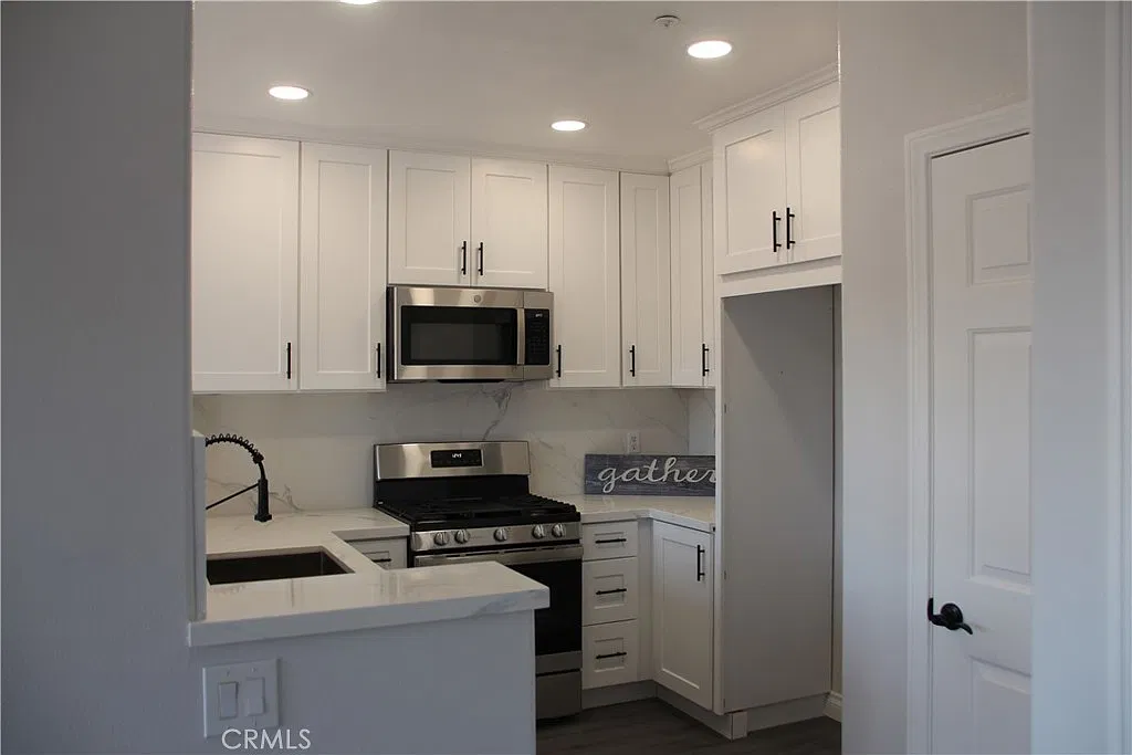 2 bed, 2.5 bath, 1337 sqft, $3,600 — Photo 3
