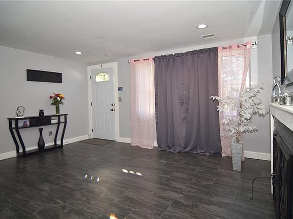 3rd image of 250 Richmond Dr