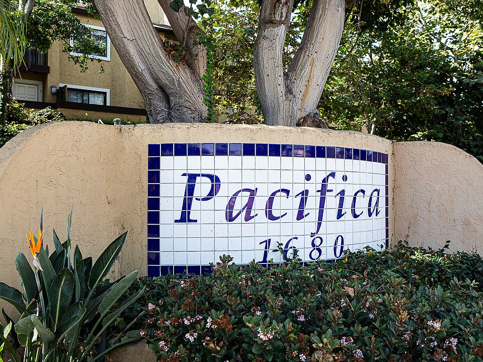 Pacifica Condos: Located in the heart of Leucadia - one block from Grandview Beach, walking distance from shops, restaurants, and some of the best coffee in north county!