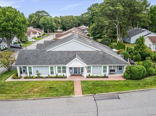 1 Huntington Ct, Ridge, NY 11961