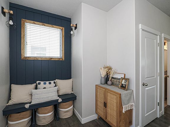 5th image of 957 W McKenna Rd S