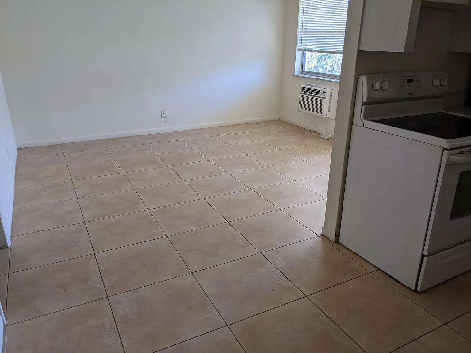 1 bed, 1000 sqft, $1,350 — Photo 4