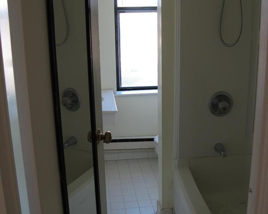 Bathroom with shower/tub and window