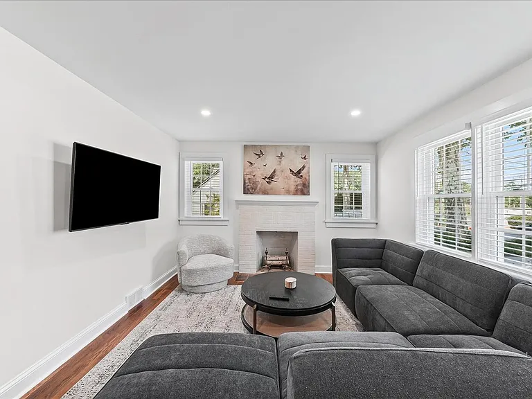 8 Stanton Ave — Photo 32