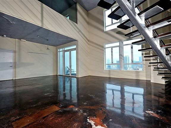 4th image of 10 SW South River Dr #Penthouse Ii06