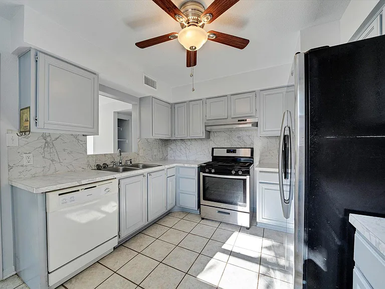 1129 W San Antonio St — Photo 10