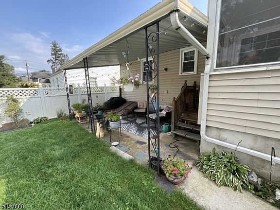 4th image of 239 Chestnut St