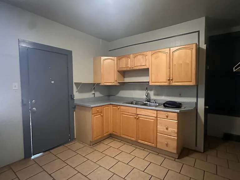 1529 E 32nd St #1 — Photo 2