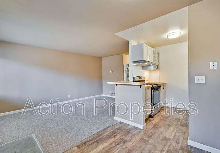 1084 Wentworth St #4 — Photo 8