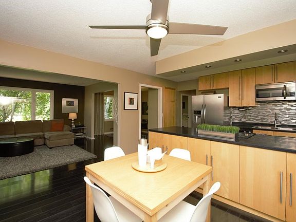 Eat-in area next to kitchen