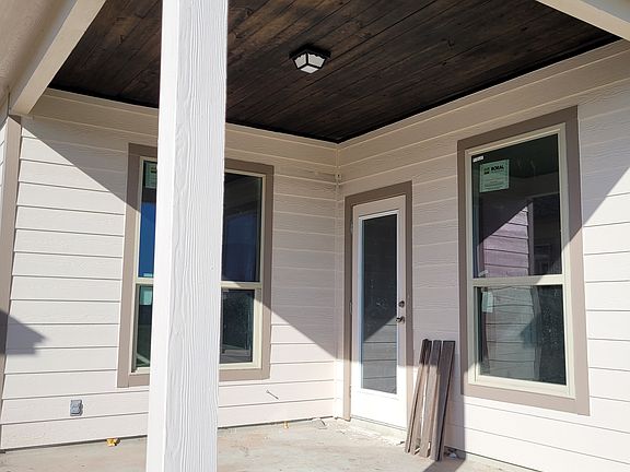 3rd image of 137 Bismarck Palm Cir