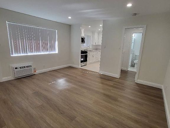 4th image of 1512 Grismer Ave #3