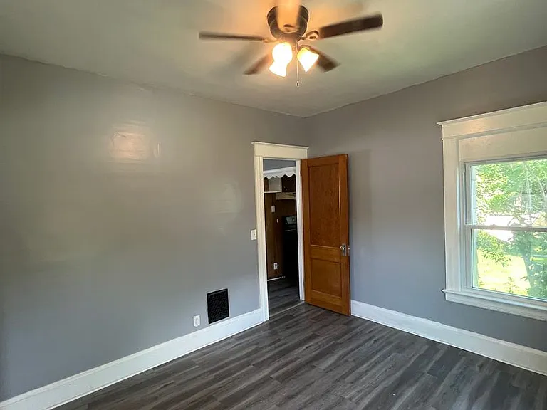 18 Robin St — Photo 16