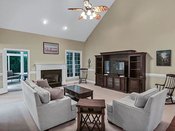 4th image of 221 Alston Cir