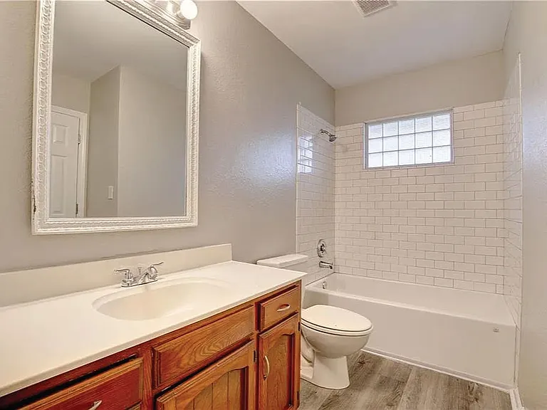 408 NE Lakeview Dr — Photo 11