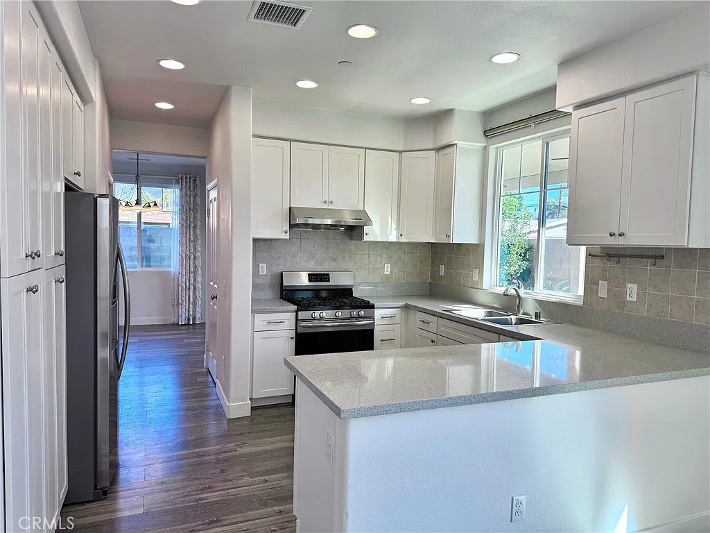 4 bed, 2.5 bath, 2018 sqft, $4,000 — Photo 4