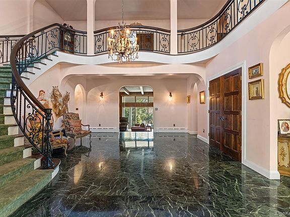 3rd image of 105 Cross Pond Road