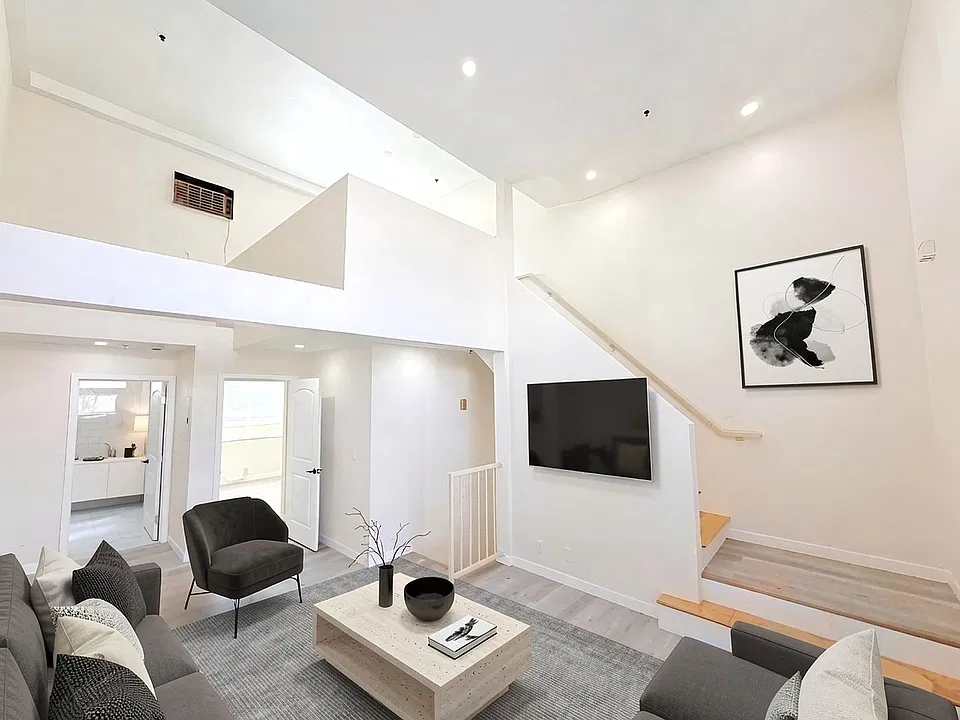 432 N Kingsley Dr.