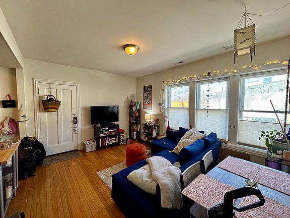 4th image of 2415 W Montrose Ave APT 1R